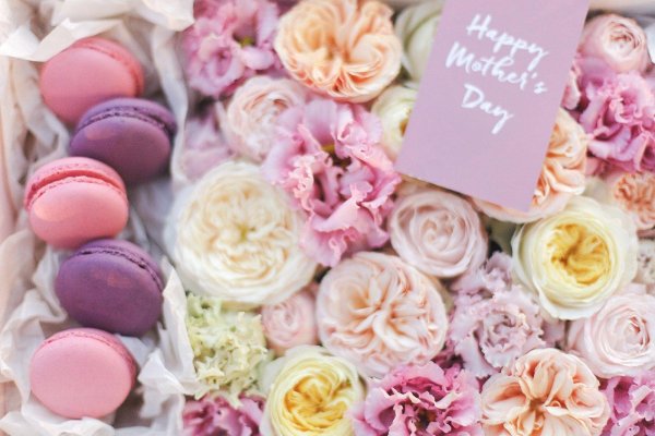 цветы и макаруны в коробке