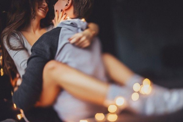 парень обнимает девушку со спины