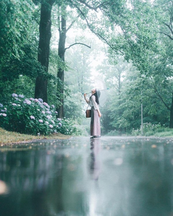 девушки под дождем