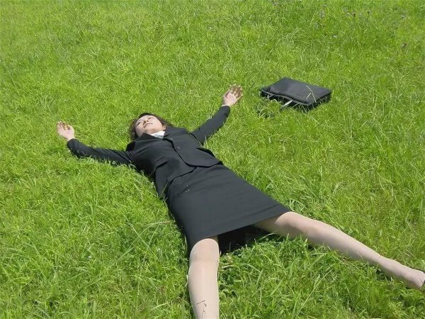 лежит на траве