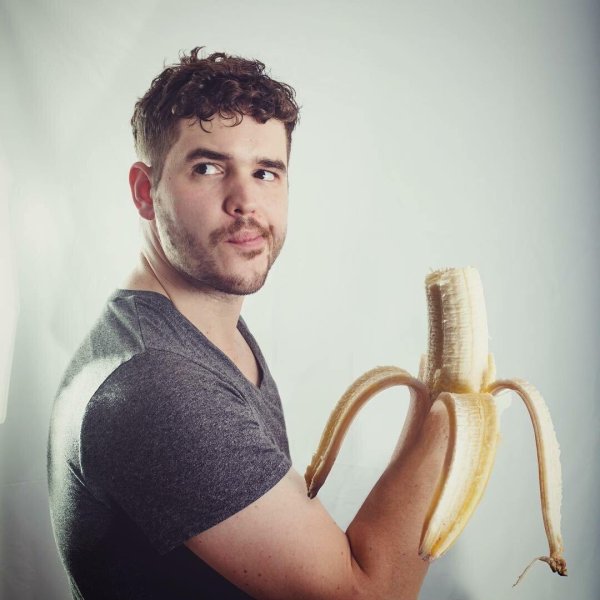 человек ест банан