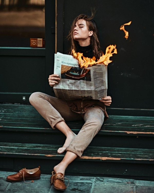 фотосессия с горящей газетой