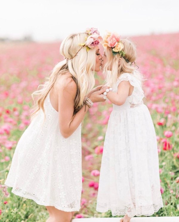 красивая мама с дочкой