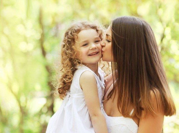 мама целует дочку