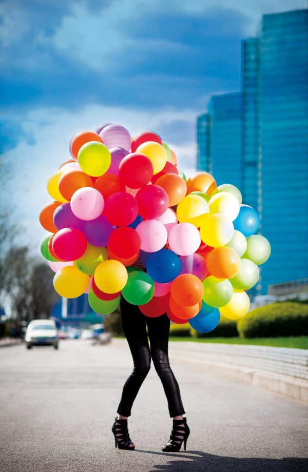 девушка с шариками