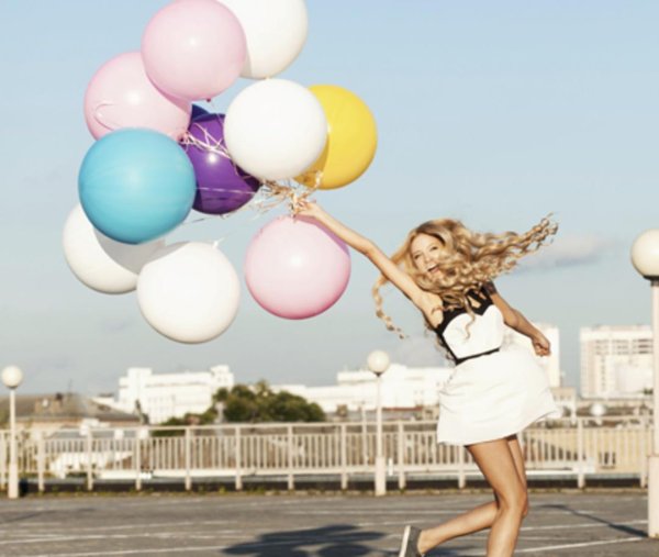 девушка с шариками