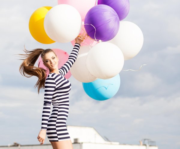 девушка с шариками