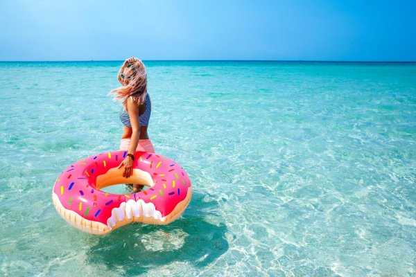 круг надувной пончик 120 см