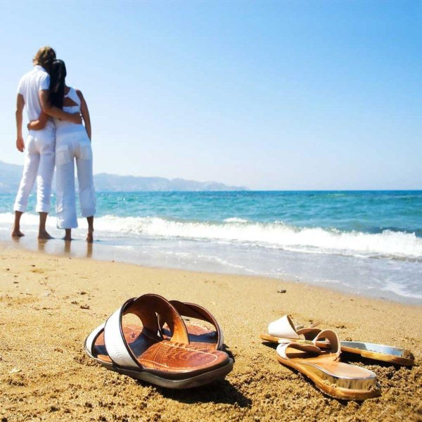 парочка на берегу моря