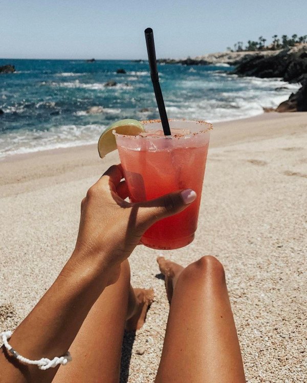 летний коктейль в руке