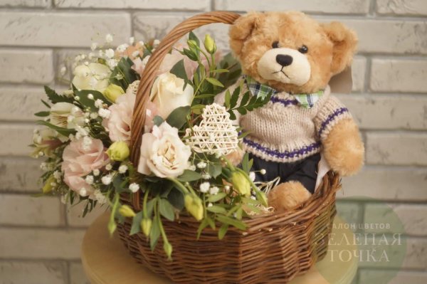 цветочная композиция с мягкой игрушкой