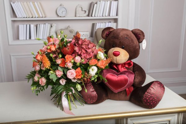 цветы с игрушкой