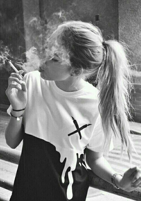 блондинка с сигаретой