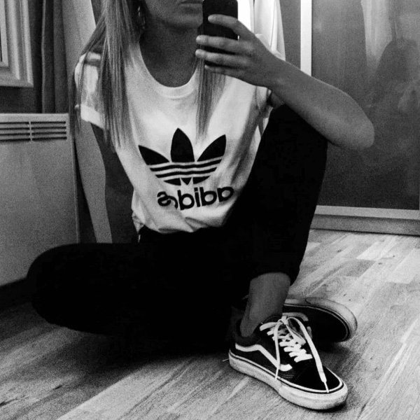 блондинка в спортивном костюме