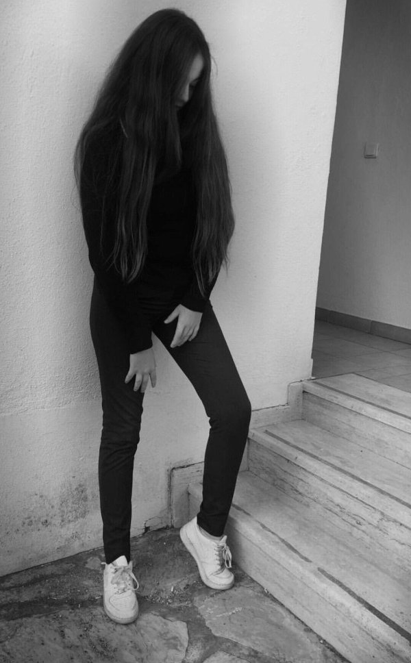 девушки с черными волосами