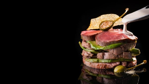 стейк на темном фоне