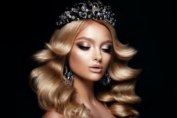 девушка в короне