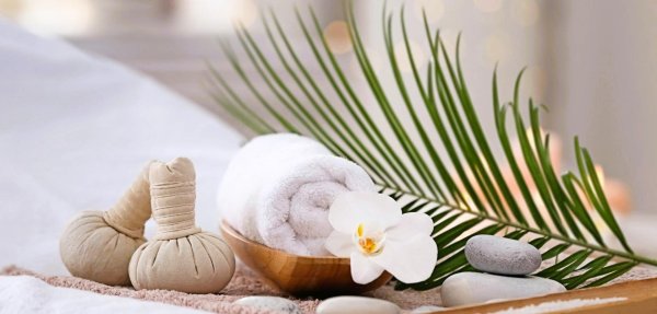 массаж травяными мешочками