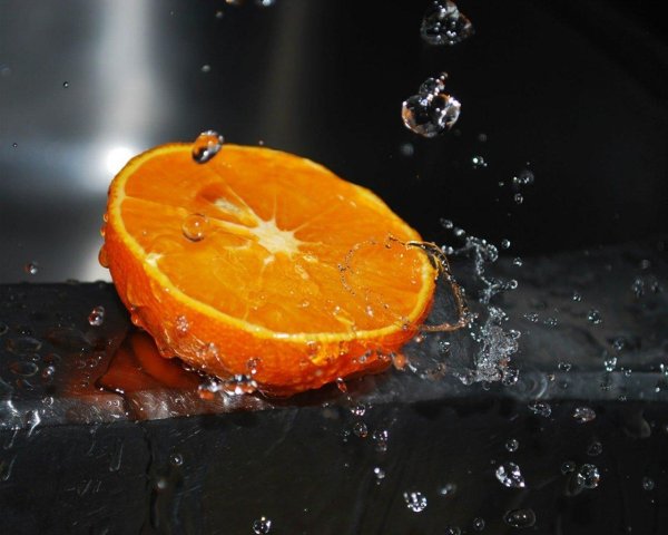 сочные фрукты в воде