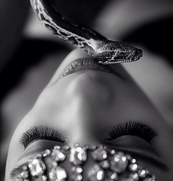 девушка змей