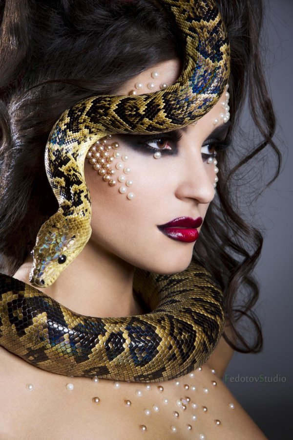 девушка змей
