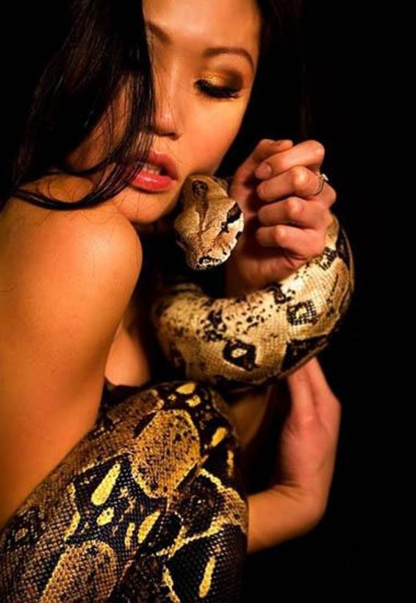 девушка змей