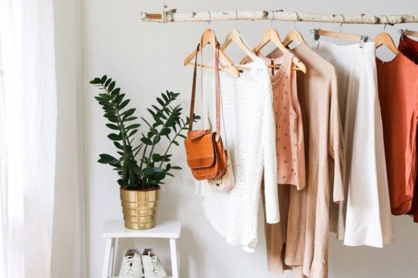 вещи на вешалке