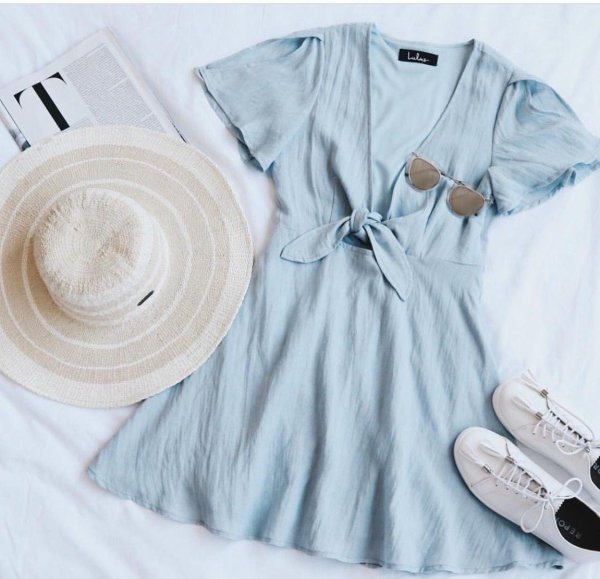 светло голубое платье