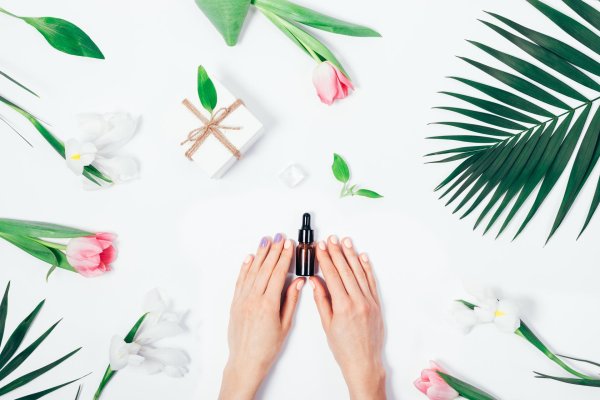 в женских руках