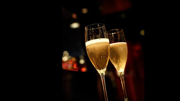два бокала шампанского