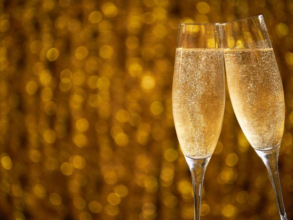 два бокала шампанского