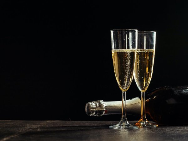 шампанское и бокалы