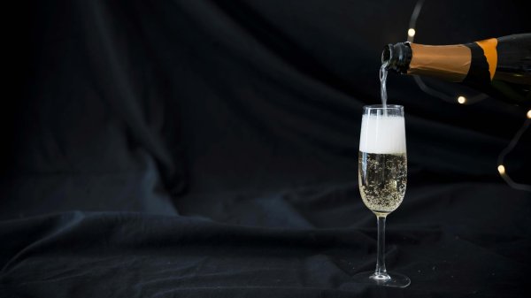 шампанское и бокалы