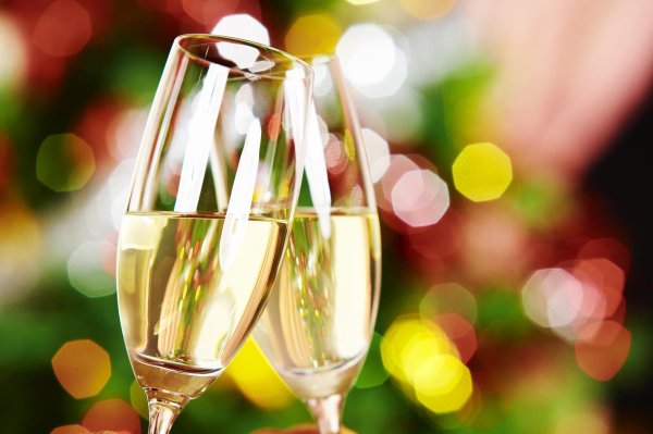 шампанское и бокалы