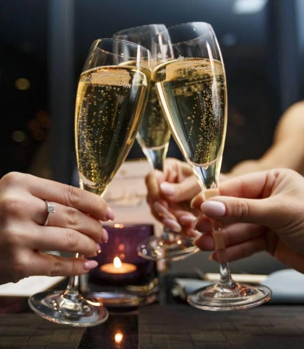 чокаться бокалами