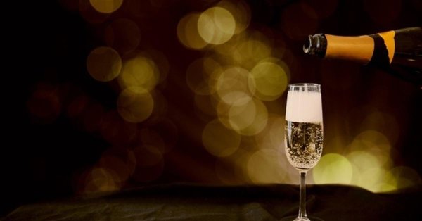 шампанское на черном фоне