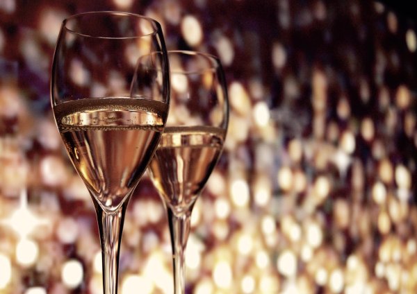 два бокала шампанского