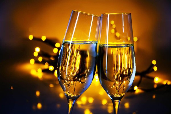 два бокала шампанского