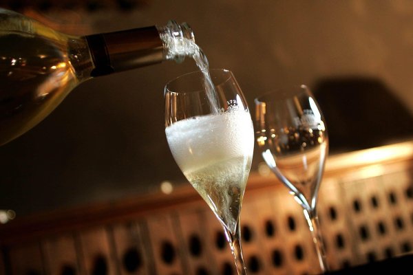 игристое вино в бокале