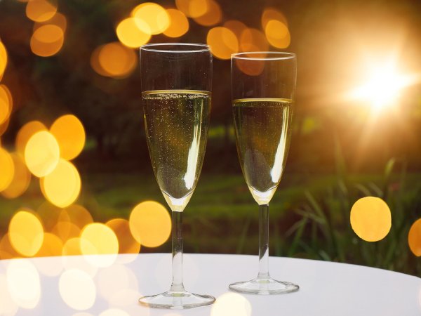 два бокала шампанского