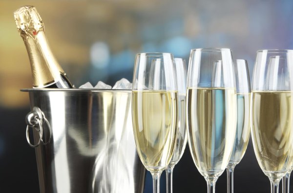 шампанское в бокалах