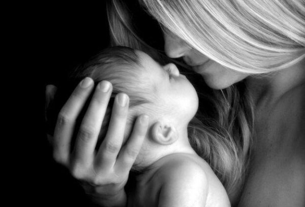 женщина с младенцем на руках