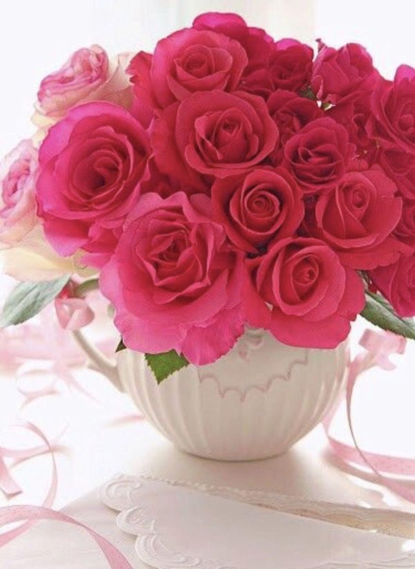 розовые розы в вазе