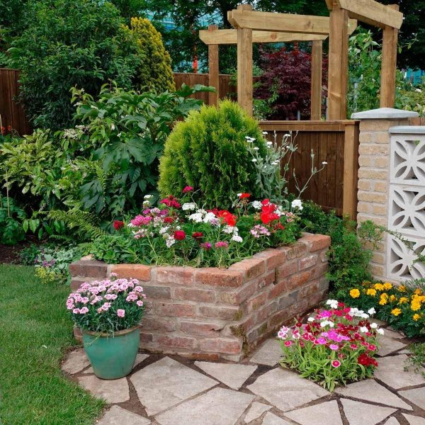 оригинальные клумбы из кирпича