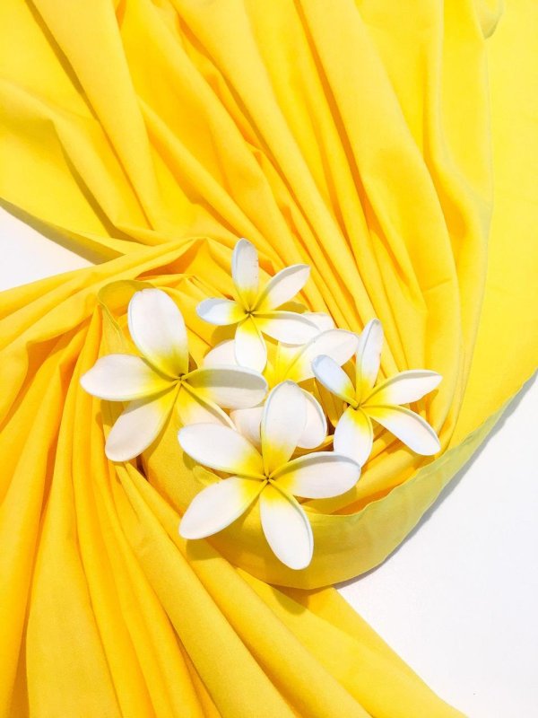 Желтого цвета