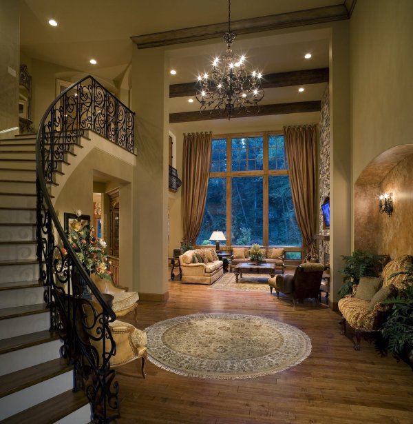 Внутри дома