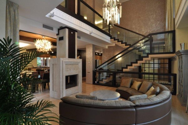 Внутри дома