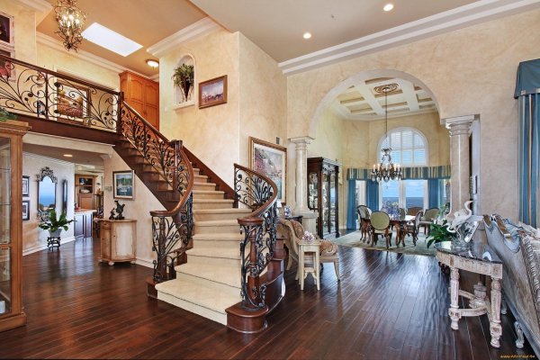 Внутри дома