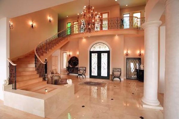 Внутри дома