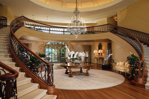 Внутри дома